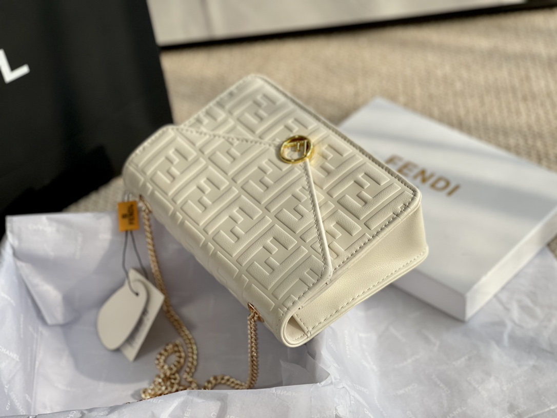 FENDI （フェンディ） メッセンジャーバッグ 20*14CM-BRAND OFF