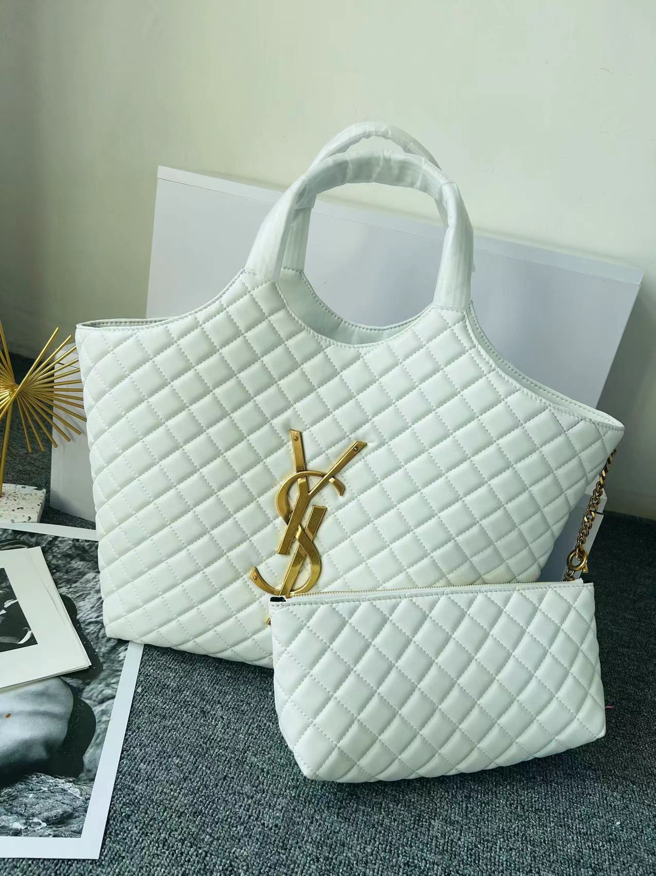 滝沢カレンさん【BLACKPINKROSE同じバッグ】SAINT LAURENTイカール マキシ ショッピングバッグ（ラムスキン／キルティン-BRAND OFF