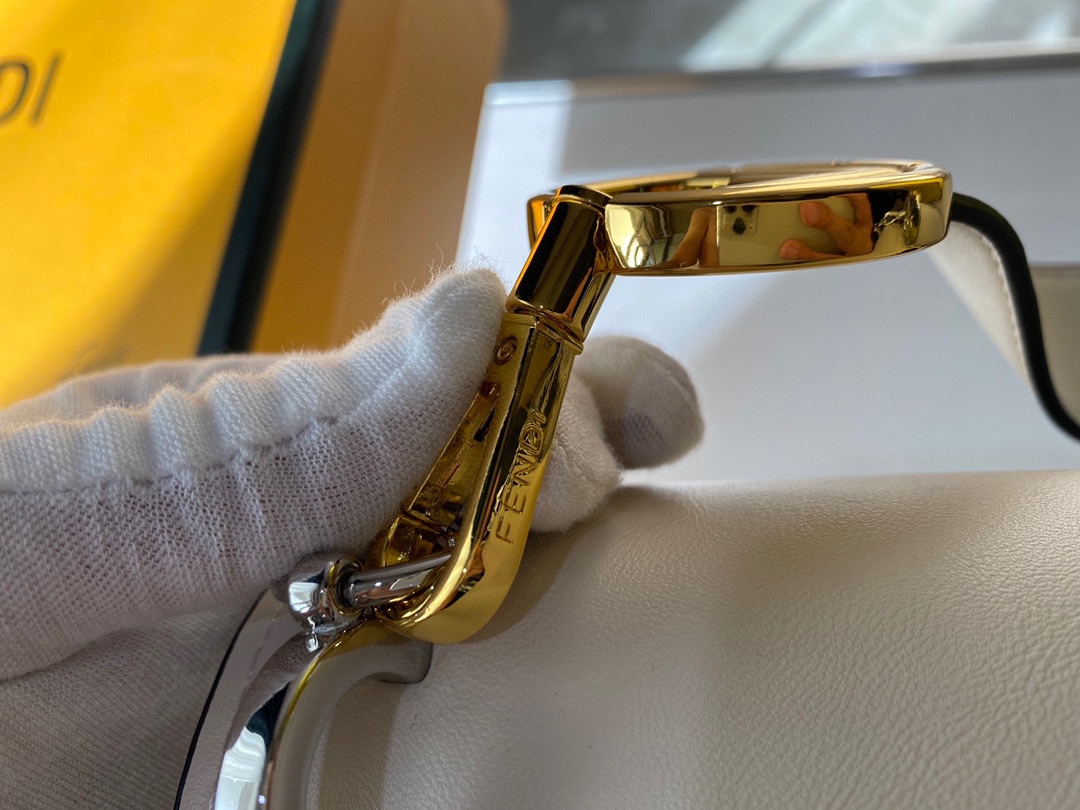 【FENDI 公式 旗艦店】フェンディ ショルダーバッグ 当日出荷 好評に付き再入荷！25CM-BRAND OFF