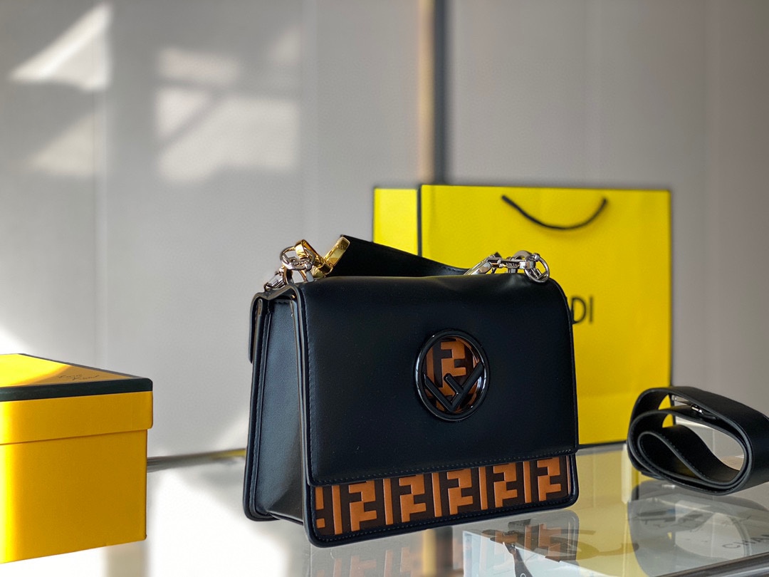 【FENDI 公式 旗艦店】フェンディ ショルダーバッグ 当日出荷 好評に付き再入荷！25CM-BRAND OFF