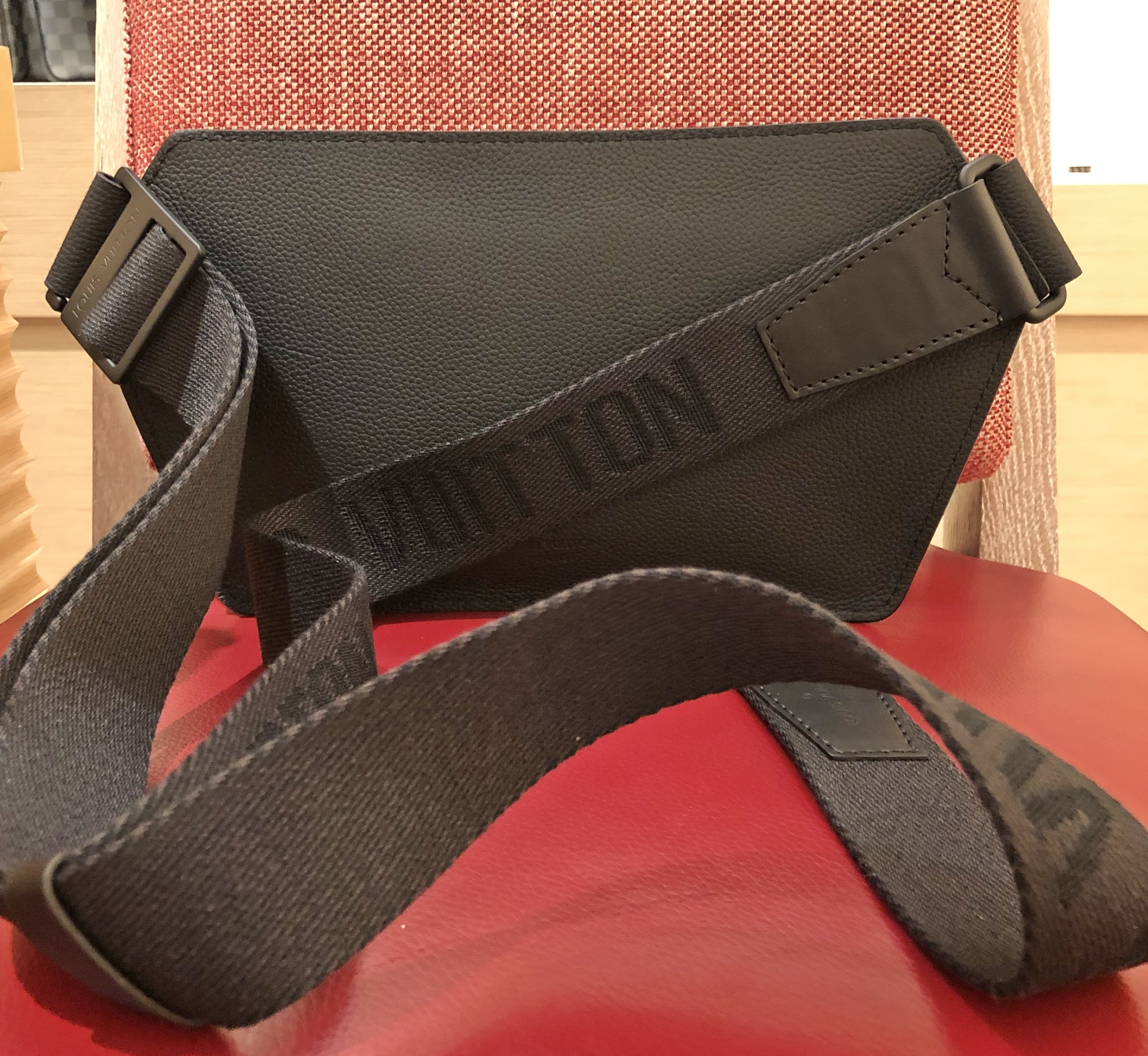 LOUIS VUITTON ルイヴィトン★最新作 バムバッグ NV★M57081-BRAND OFF
