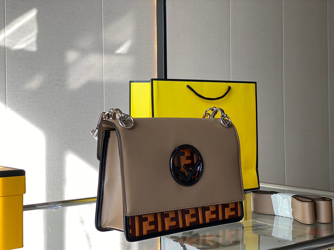 【FENDI 公式 旗艦店】フェンディ ショルダーバッグ 当日出荷 好評に付き再入荷！25CM-BRAND OFF