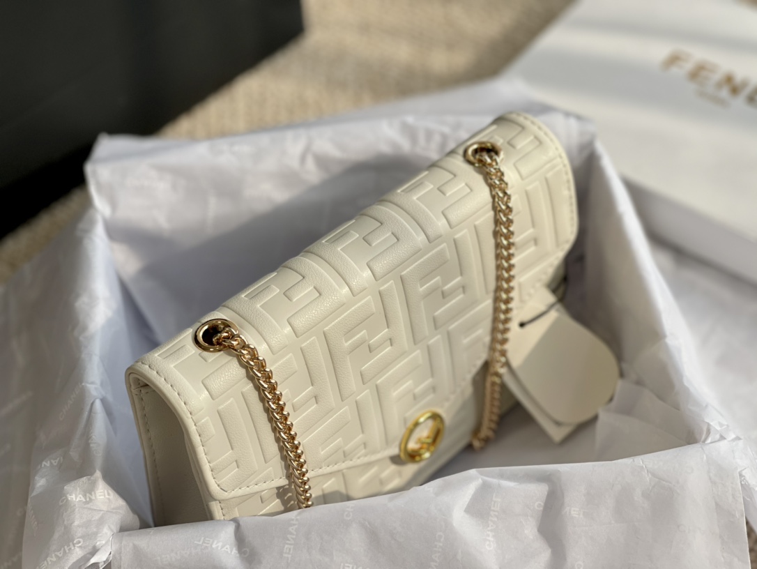 FENDI （フェンディ） メッセンジャーバッグ 20*14CM-BRAND OFF
