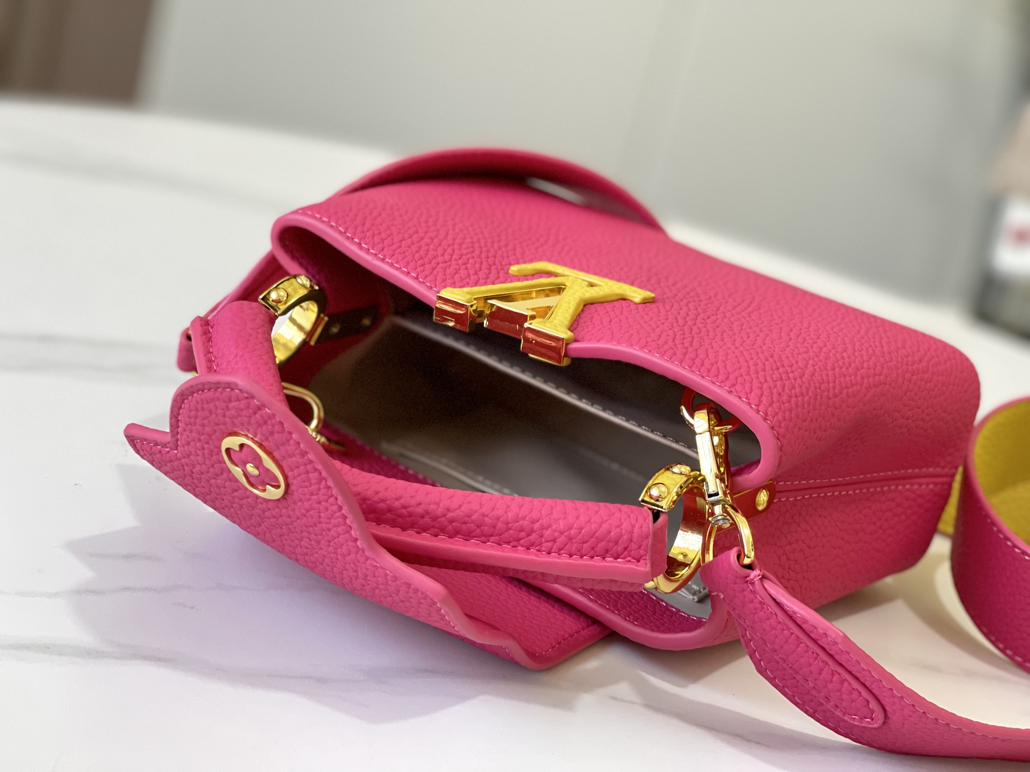 LOUIS VUITTON ルイヴィトン CAPUCINES クロスボディバッグ M59440-BRAND OFF