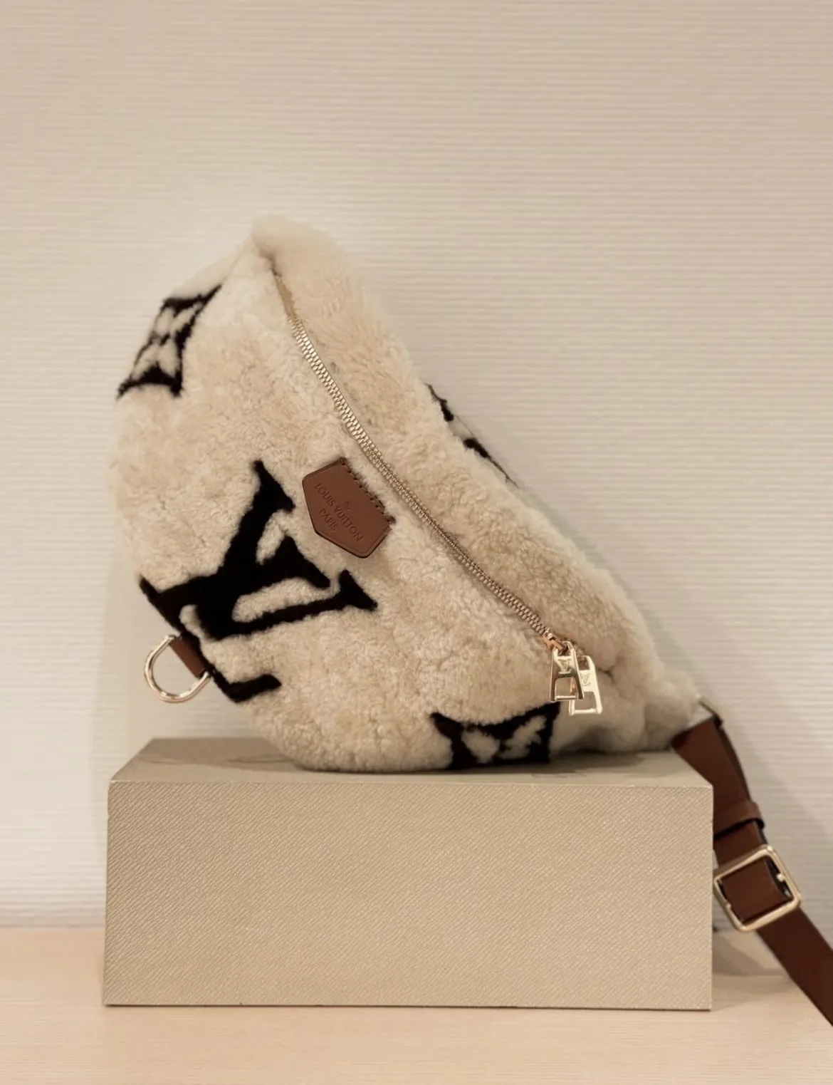 【もこもこ感で冬にぴったり♪】LOUIS VUITTON★バムバッグ M23715-BRAND OFF