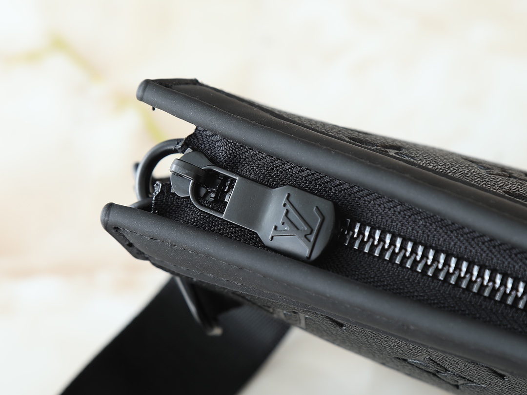 LOUIS VUITTON ルイヴィトン GASTON WEARABLE WALLET クロスボディバッグ M81115-BRAND OFF