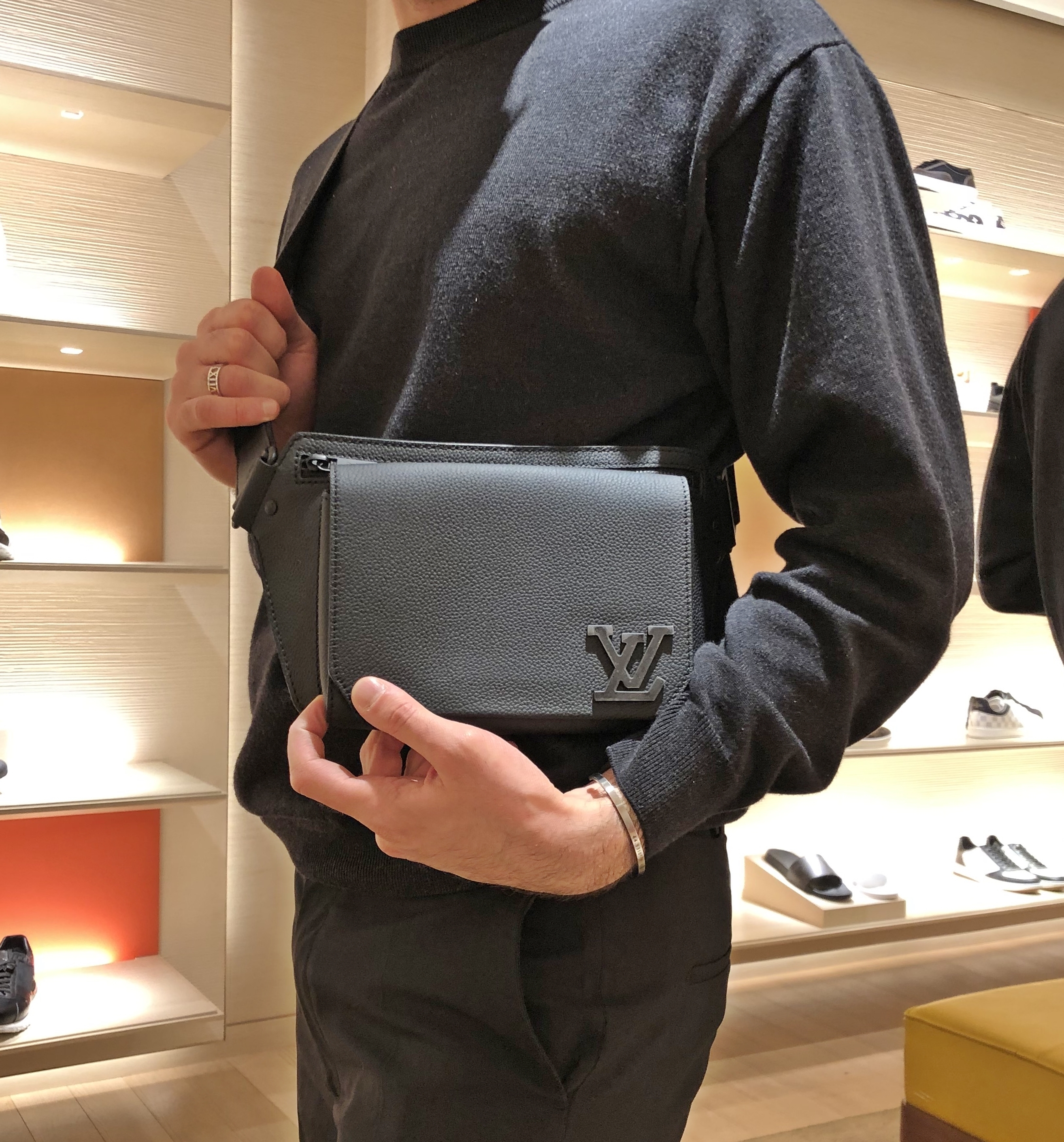 LOUIS VUITTON ルイヴィトン★最新作 バムバッグ NV★M57081-BRAND OFF
