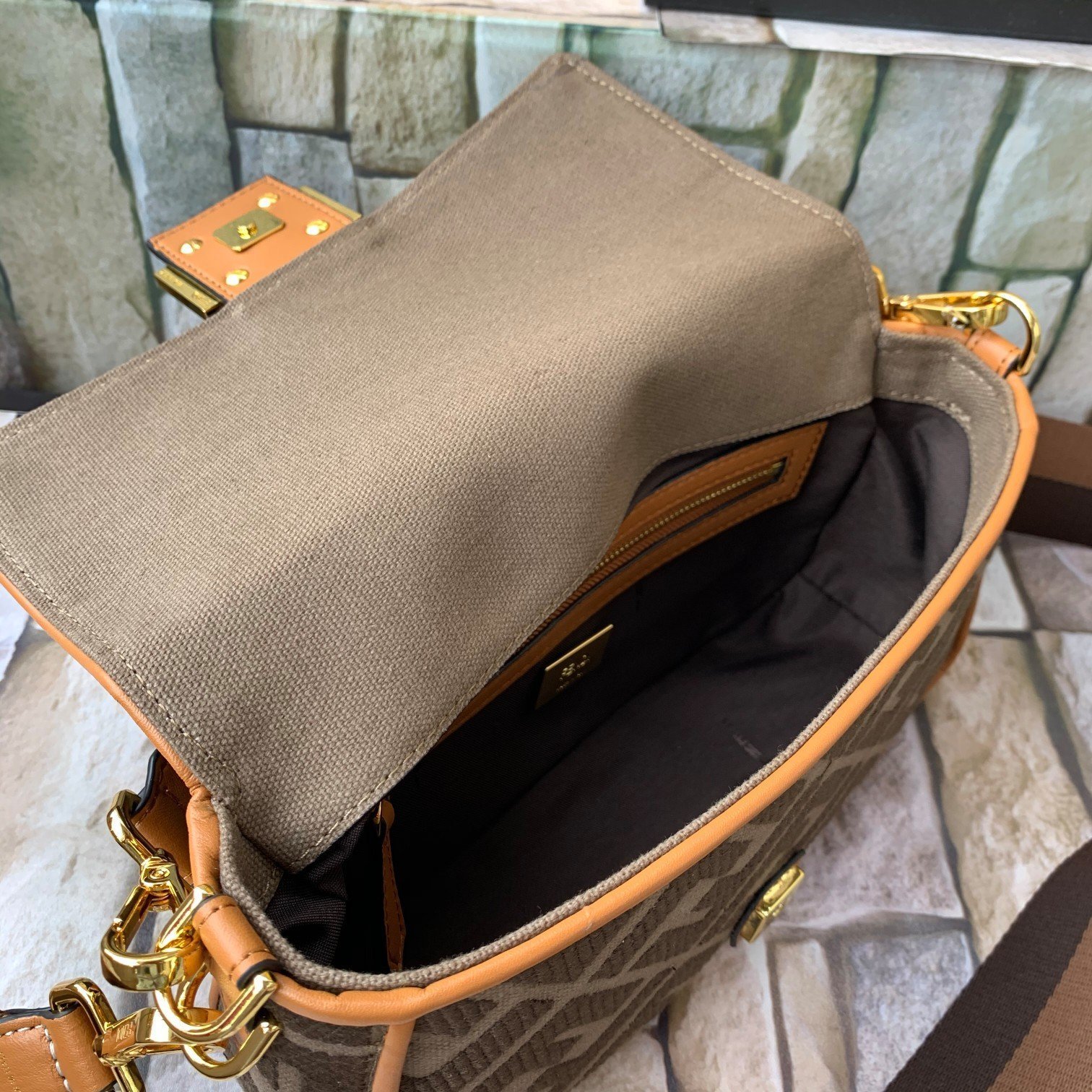 FENDI（フェンディ） メッセンジャーバッグ 26X14X4 CM-BRAND OFF