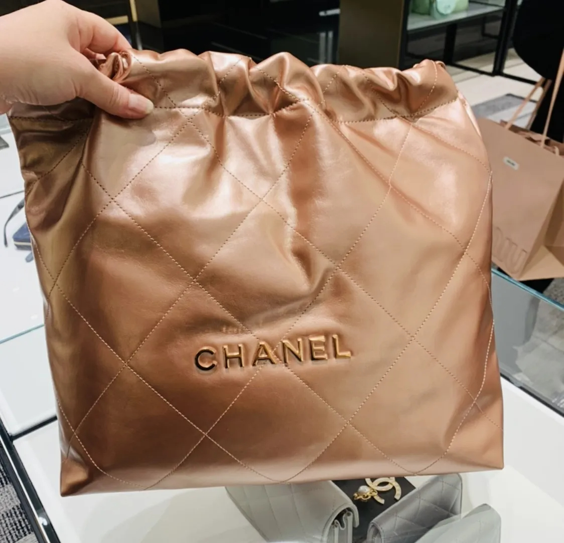 【芸能人多数愛用】人気沸騰CHANEL 22スモールトートバッグ-BRAND OFF