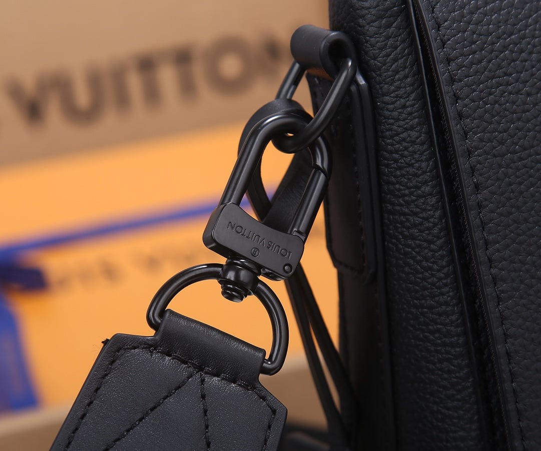 LOUIS VUITTON テイクオフ・メッセンジャー M57080-BRAND OFF