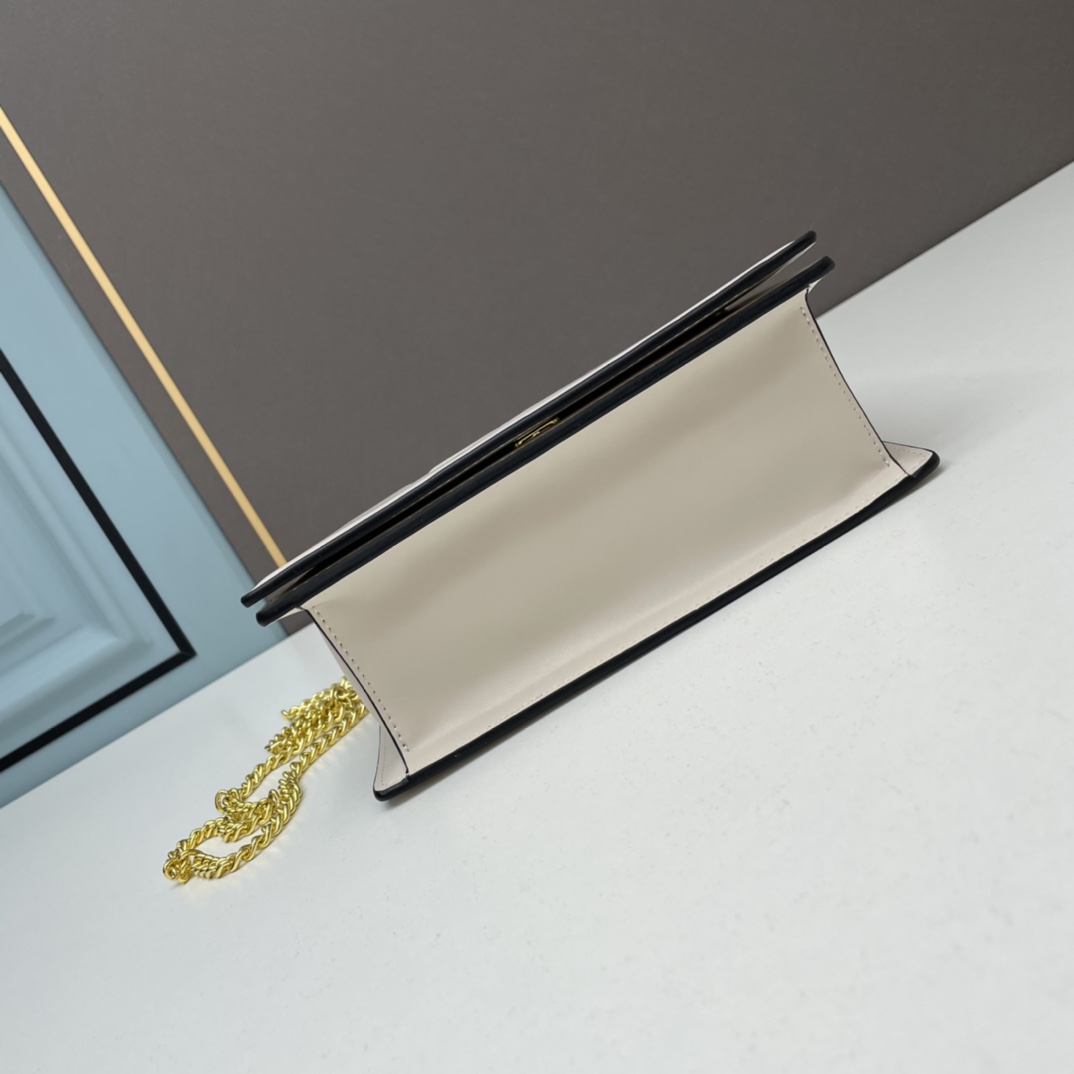 【FENDI 公式 旗艦店】フェンディ ショルダーバッグ 当日出荷 好評に付き再入荷！20*13*6CM-BRAND OFF
