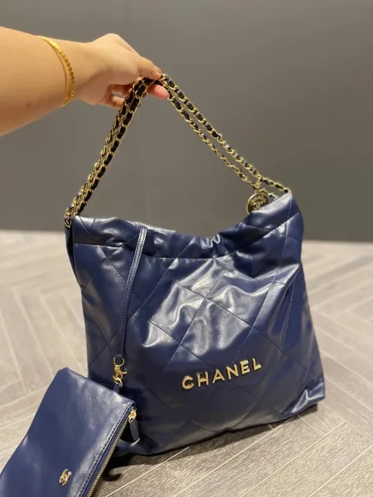 VERY雑誌掲載！通勤からお出かけまで?【CHANEL】シャネル 22 ハンドバッグ-BRAND OFF