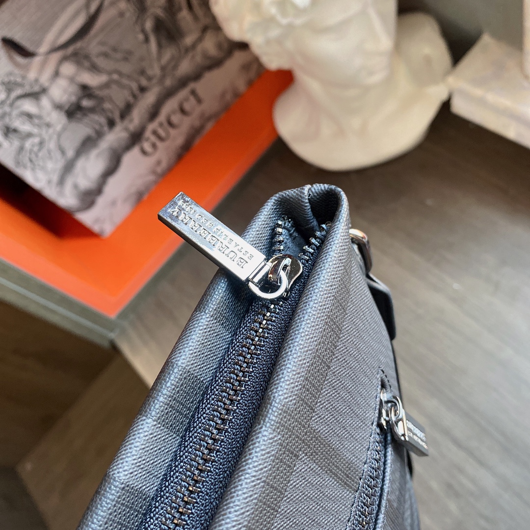 BURBERRY （バーバリー） メッセンジャーバッグ 25X23CM-BRAND OFF