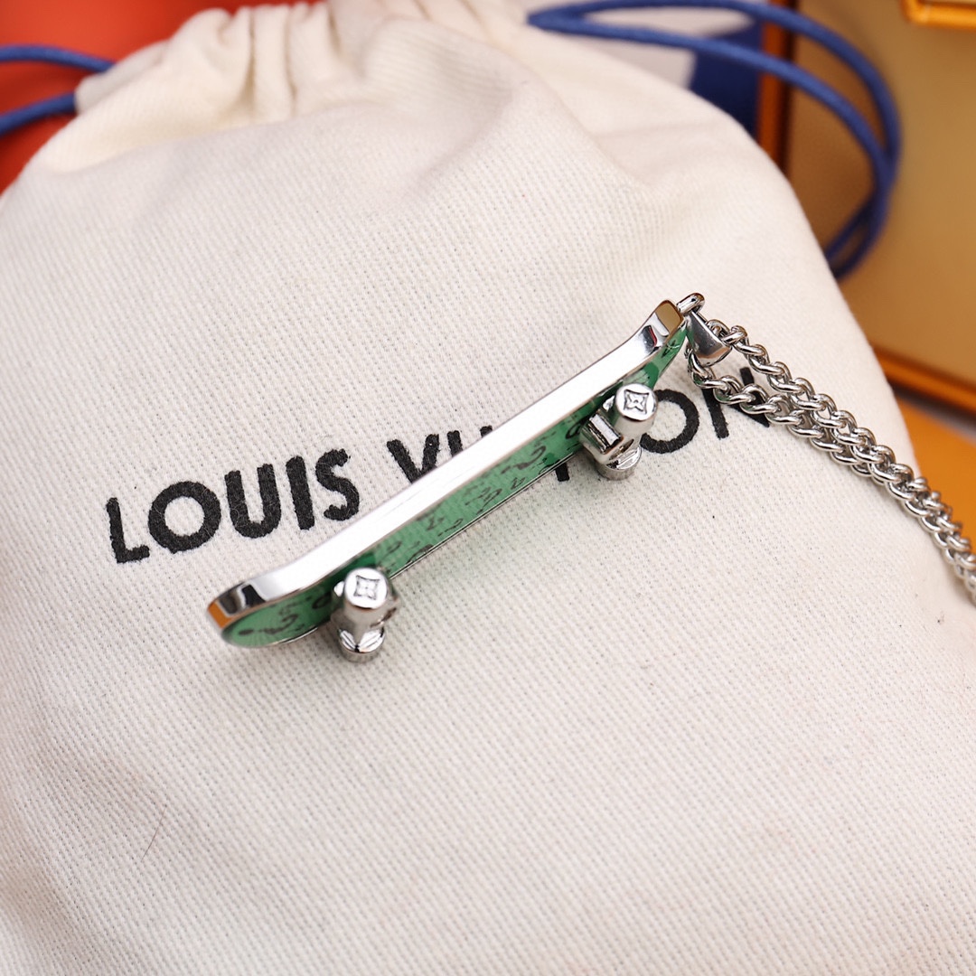 Louis Vuitton （ルイヴィトン）スケートボードのネックレス-BRAND OFF
