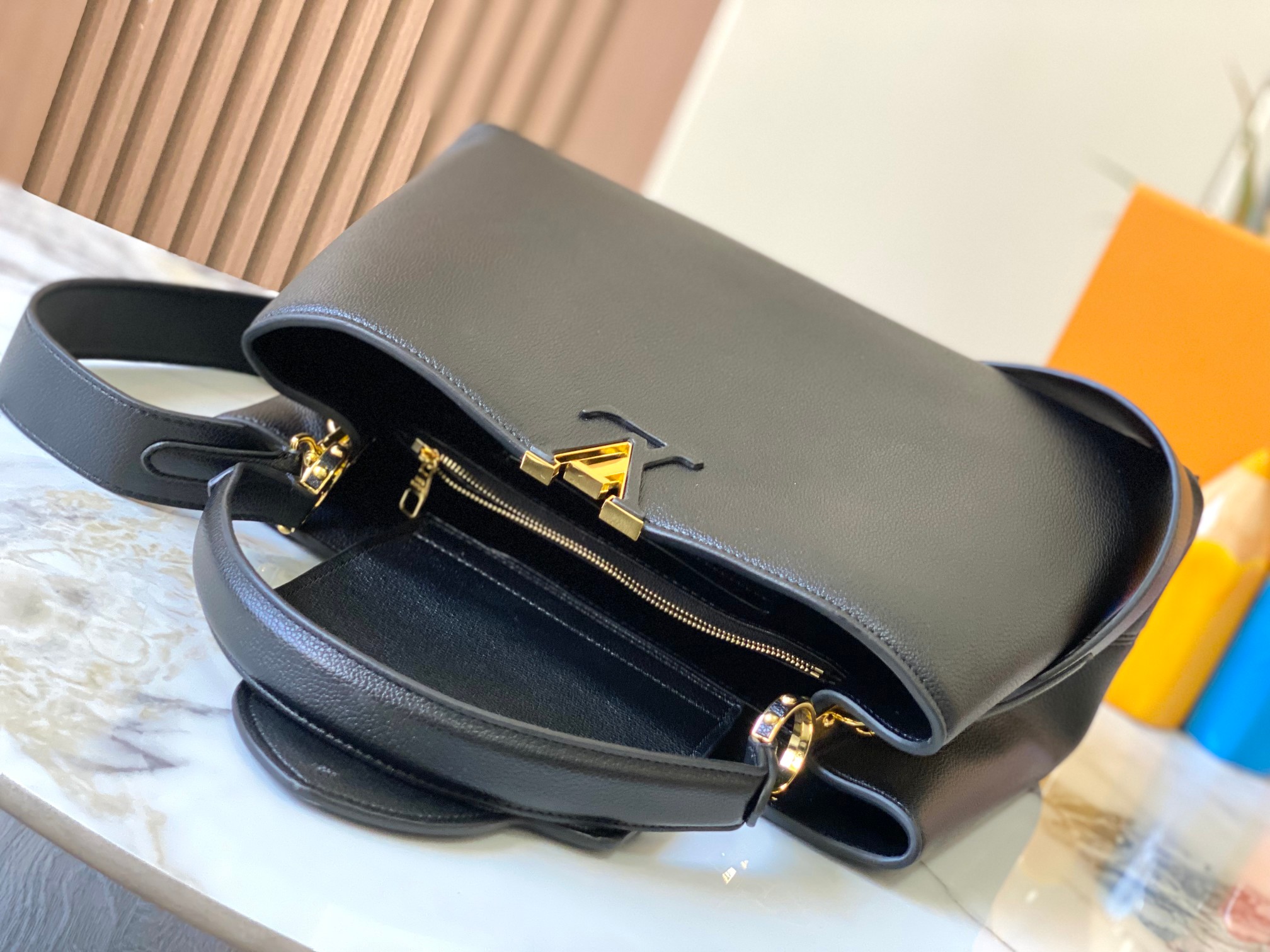 LOUIS VUITTON ルイヴィトン CapucinesSouple クロスボディバッグ M24607-BRAND OFF