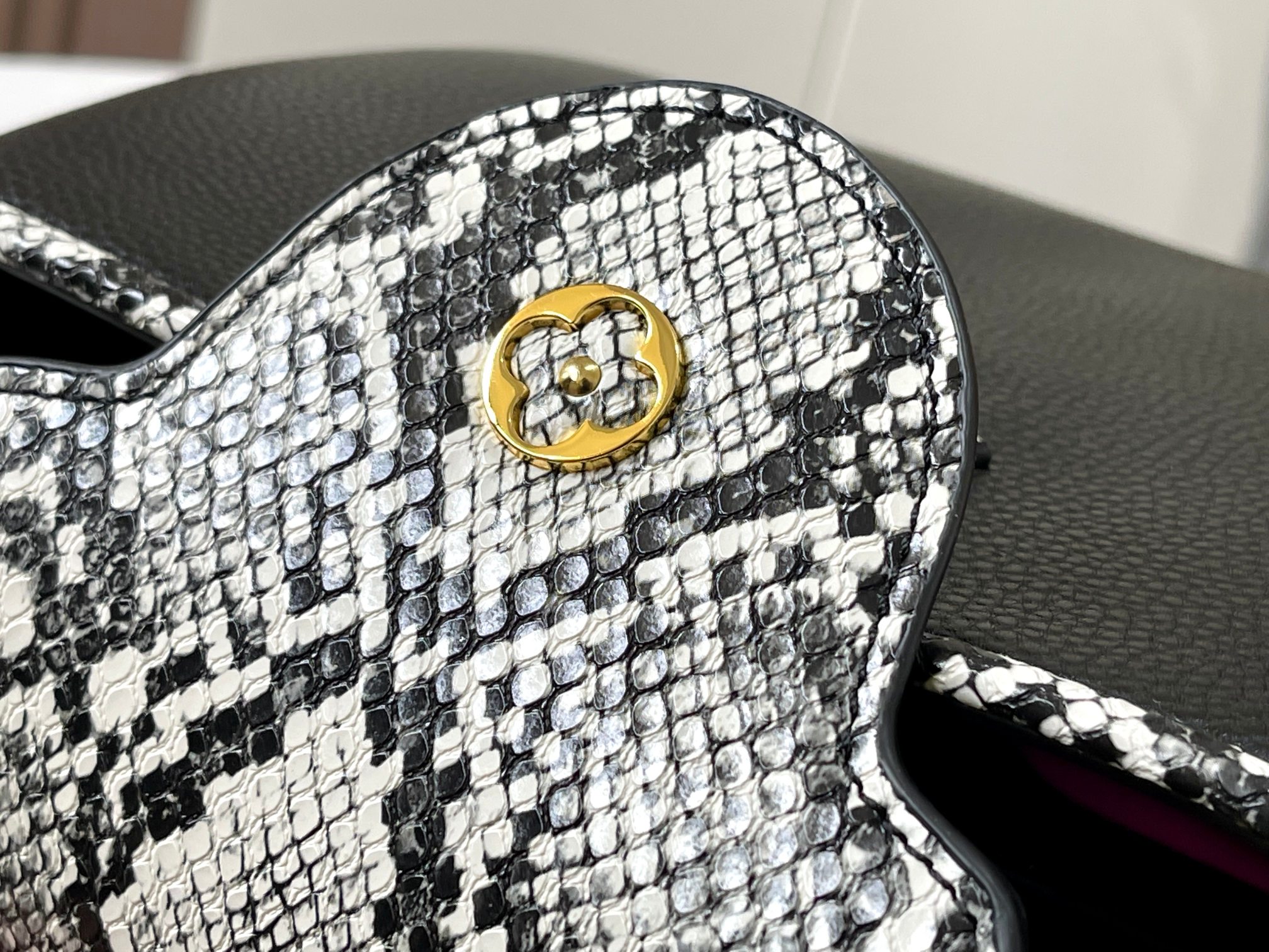 LOUIS VUITTON ルイヴィトン CAPUCINES ハンドバッグ M95508-BRAND OFF
