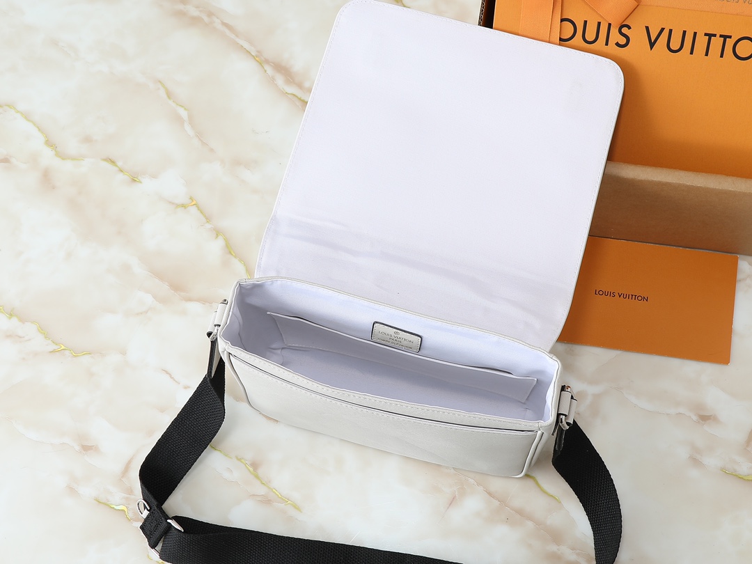LOUIS VUITTON ルイヴィトン District メッセンジャーバッグ-BRAND OFF