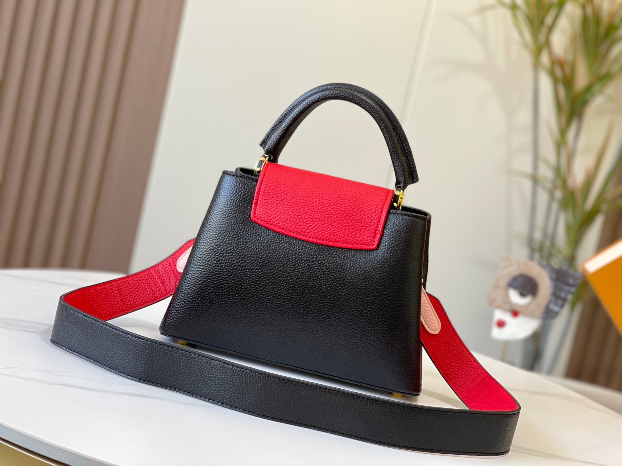 LOUIS VUITTON ルイヴィトン CAPUCINES クロスボディバッグ M57518-BRAND OFF