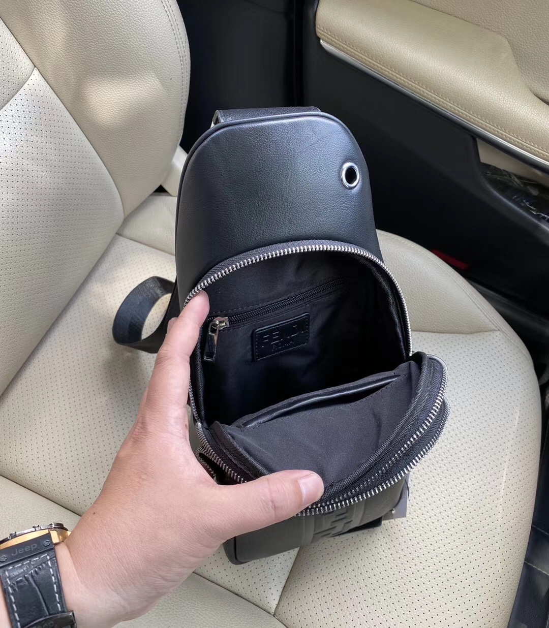 【FENDI 公式旗艦店】フェンディ 胸ポケット 当日出荷 好評に付き再入荷！18*28*6CM-BRAND OFF