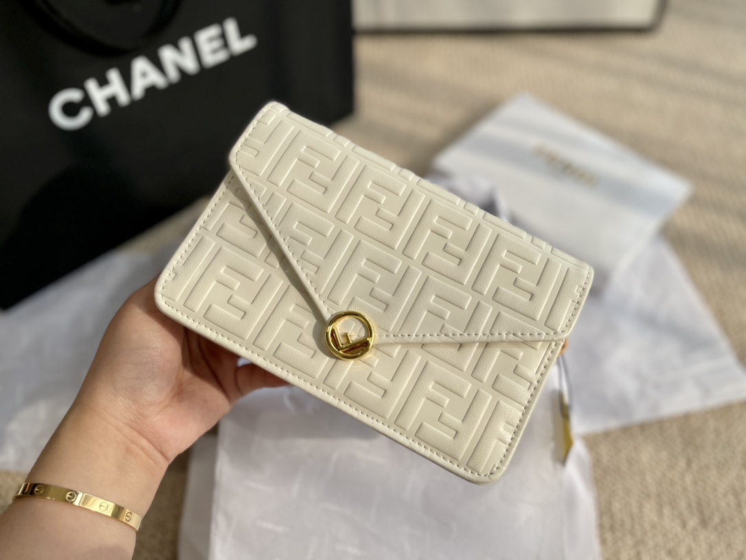 FENDI （フェンディ） メッセンジャーバッグ 20*14CM-BRAND OFF