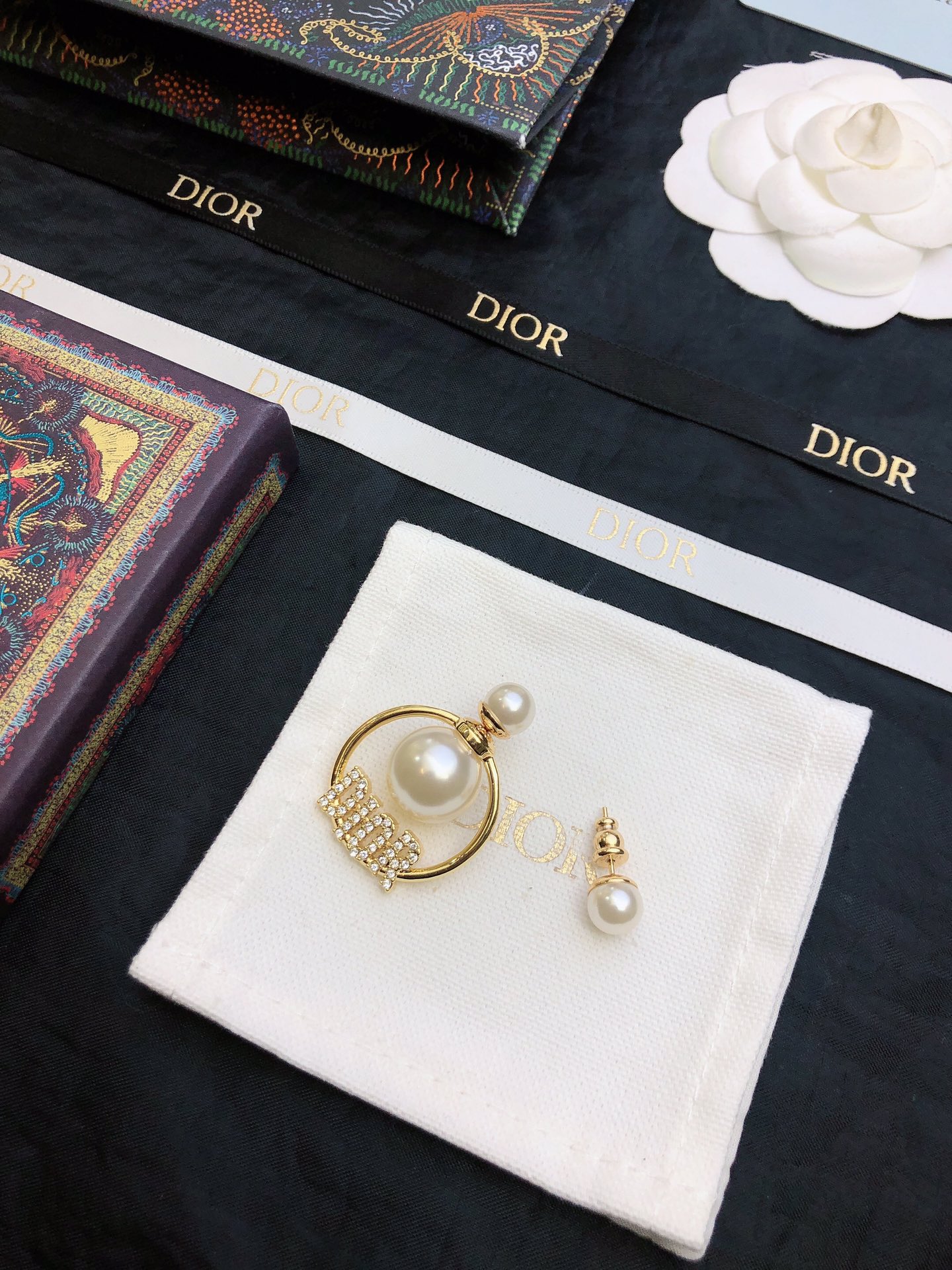 【DIOR】 ディオール  ファッションスタイルのイヤリング-BRAND OFF