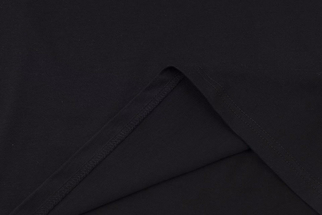 【YSL SAINT LAURENT 公式旗艦店】サンローラン Tシャツ ご好評に付き再入荷！-BRAND OFF