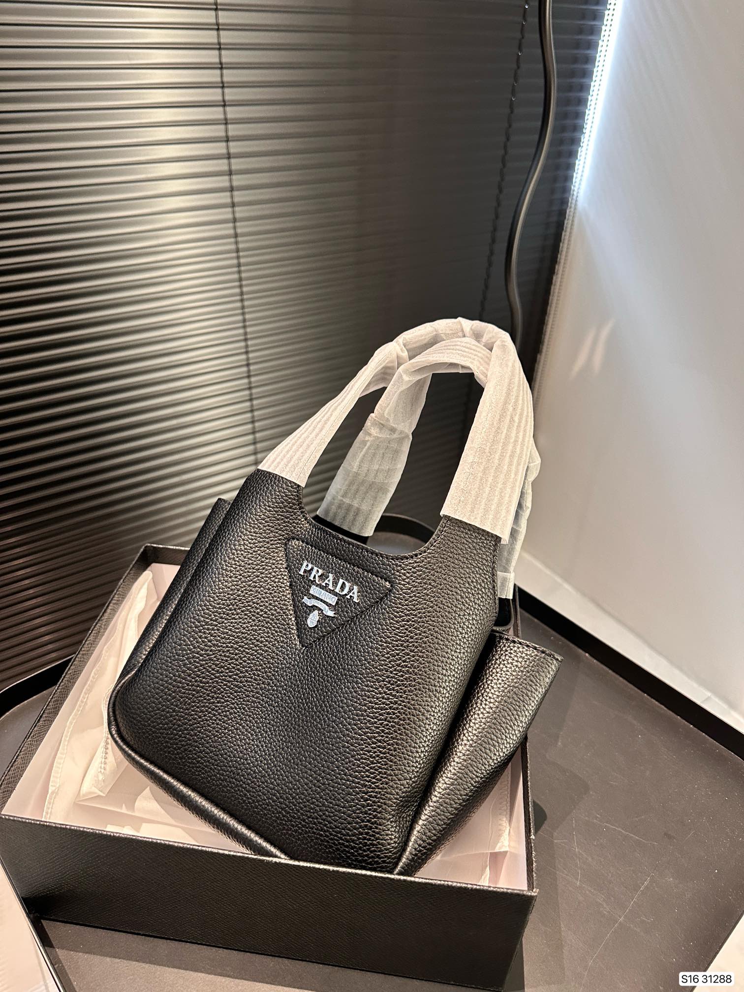 【PRADA 公式旗艦店】プラダ ハンドバッグ 当日出荷 好評に付き再入荷！17*15CM-BRAND OFF