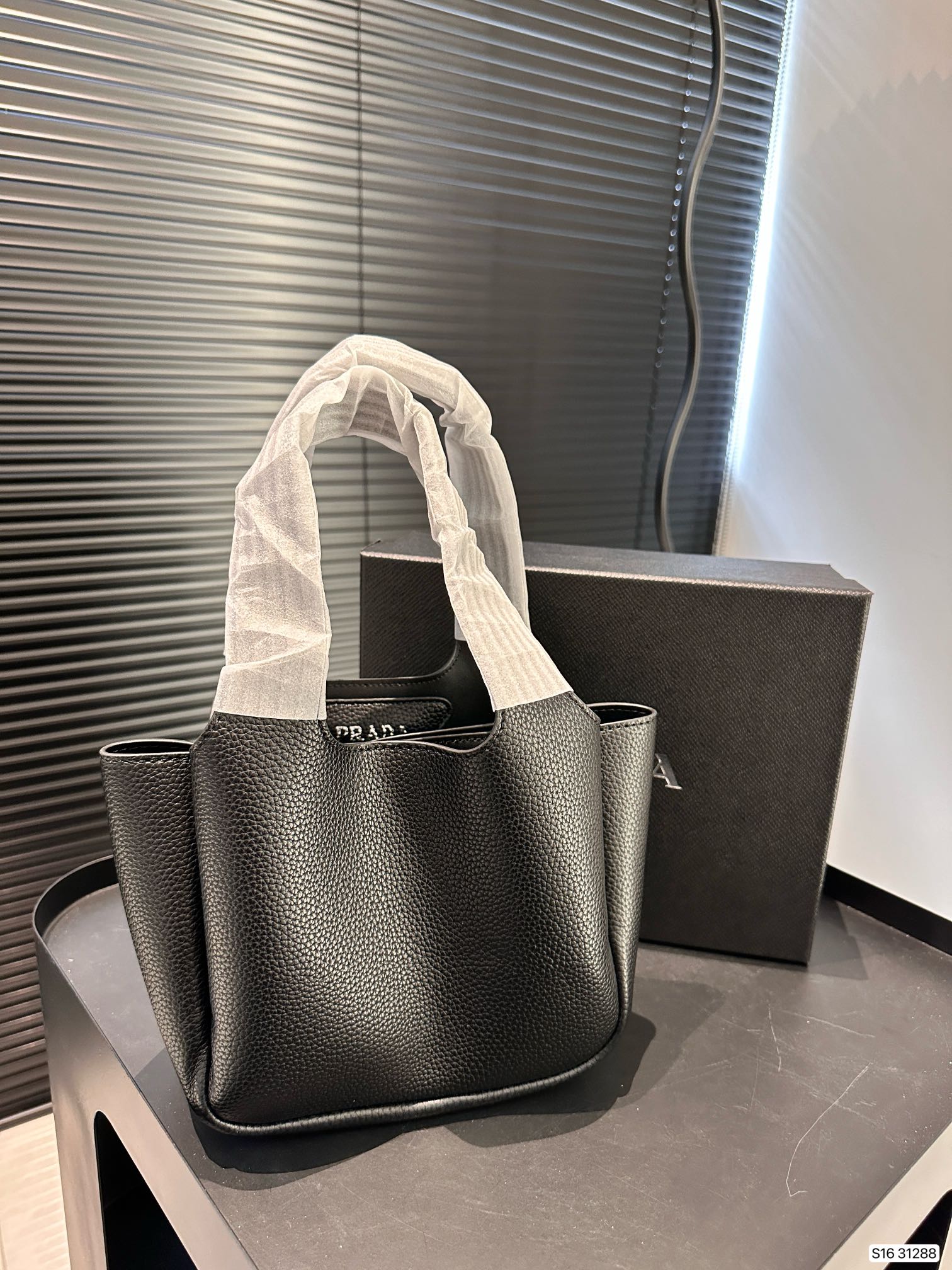 【PRADA 公式旗艦店】プラダ ハンドバッグ 当日出荷 好評に付き再入荷！17*15CM-BRAND OFF