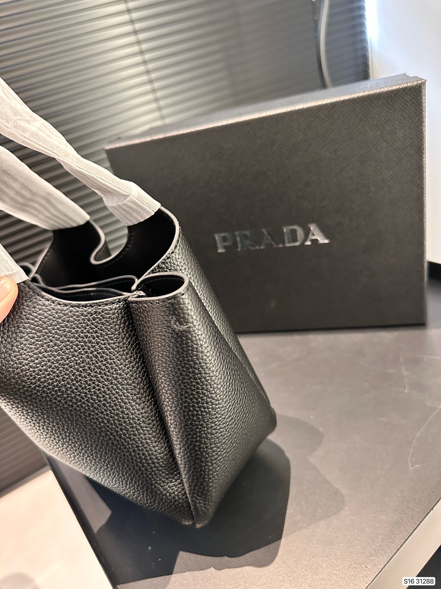 【PRADA 公式旗艦店】プラダ ハンドバッグ 当日出荷 好評に付き再入荷！17*15CM-BRAND OFF