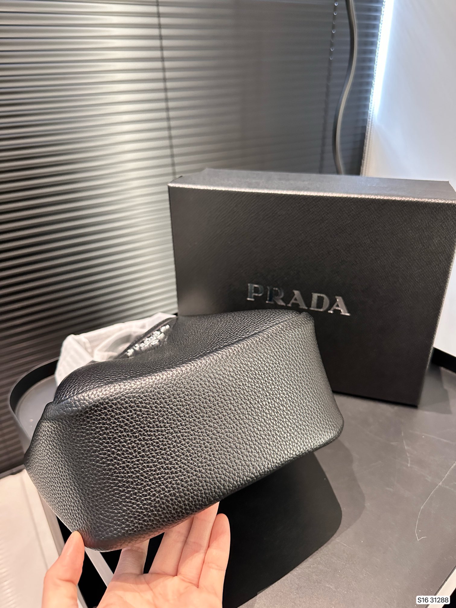 【PRADA 公式旗艦店】プラダ ハンドバッグ 当日出荷 好評に付き再入荷！17*15CM-BRAND OFF
