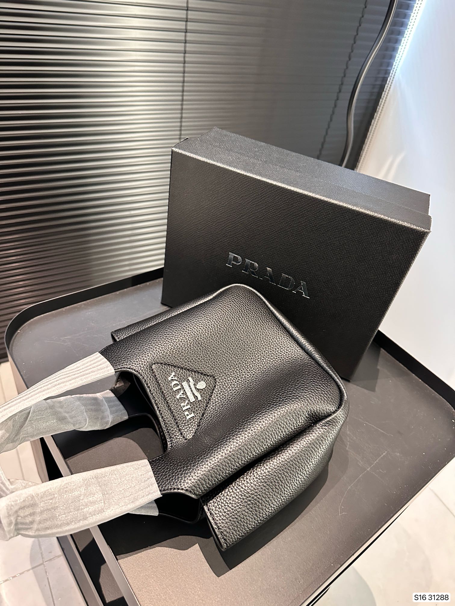 【PRADA 公式旗艦店】プラダ ハンドバッグ 当日出荷 好評に付き再入荷！17*15CM-BRAND OFF
