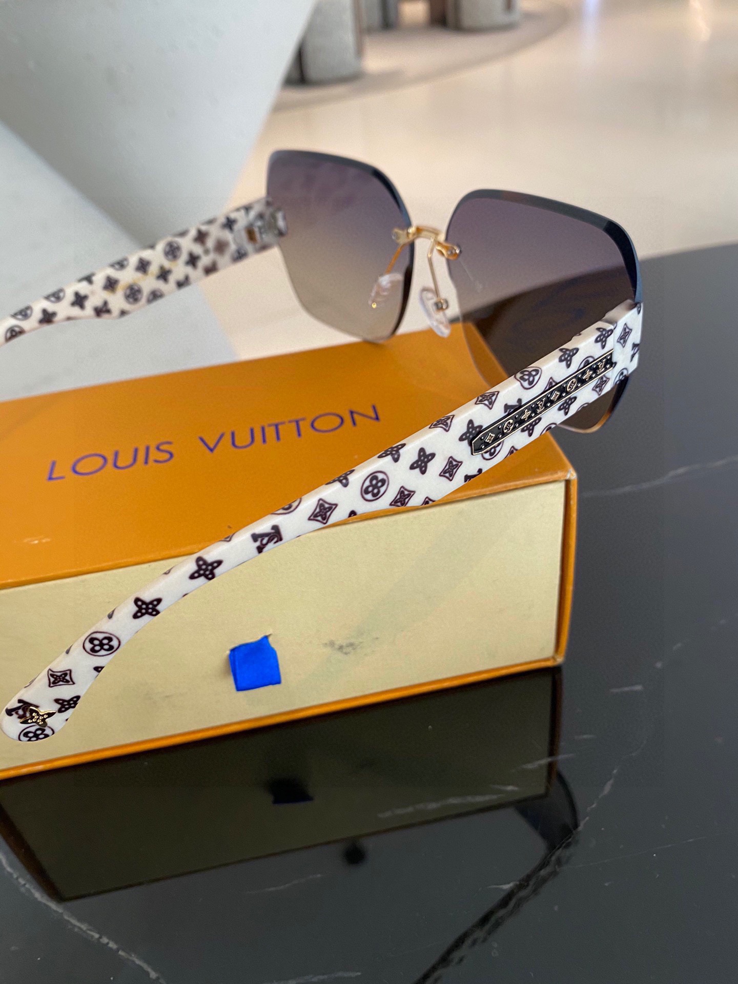 LOUIS VUITTON(ルイヴィトン) サングラス-BRAND OFF