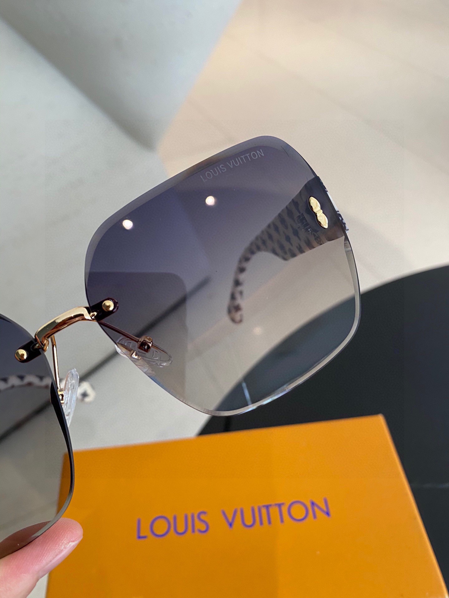 LOUIS VUITTON(ルイヴィトン) サングラス-BRAND OFF