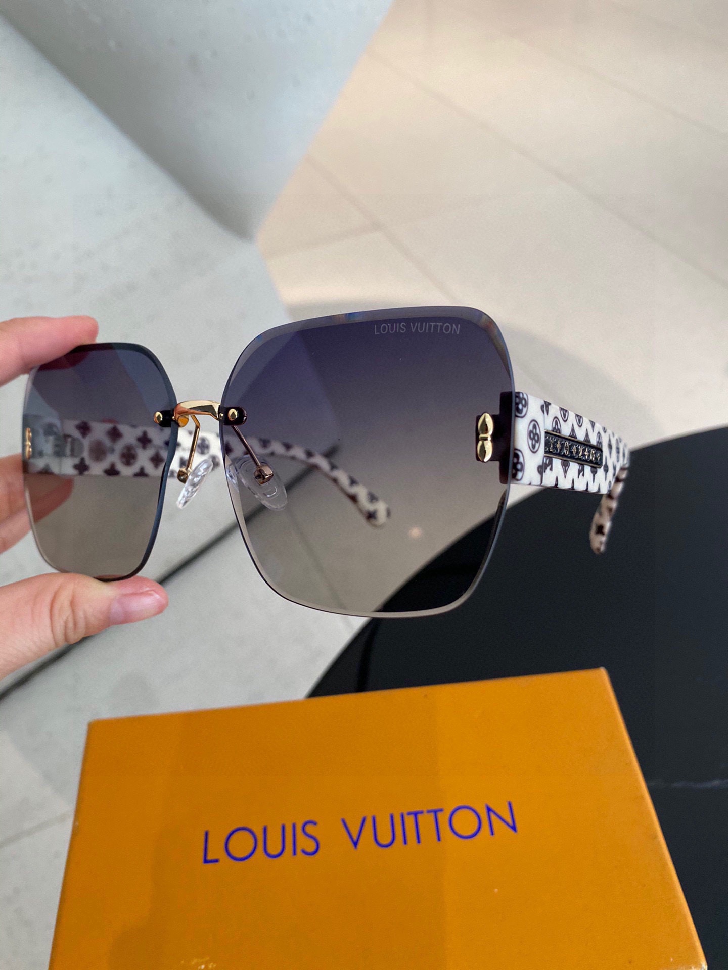 LOUIS VUITTON(ルイヴィトン) サングラス-BRAND OFF