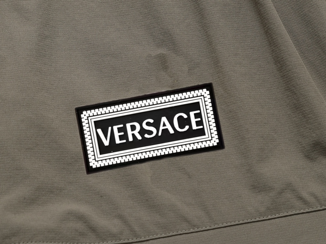 【VERSACE  公式旗艦店】ヴェルサーチ  ショートパンツご好評に付き再入荷 24628-BRAND OFF