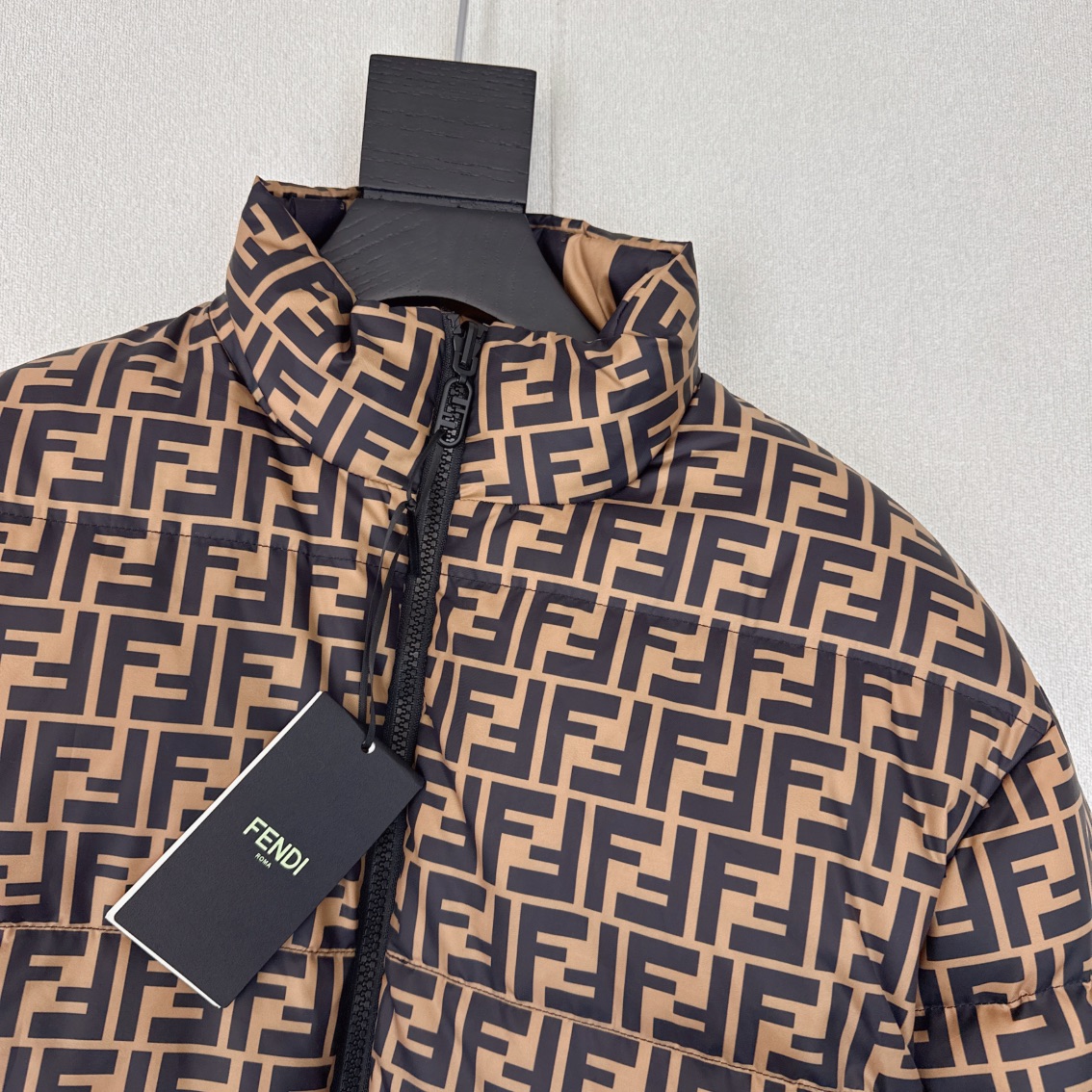 FENDI（フェンディ） 両面着可能ダウンジャケット ご好評に付き再入荷！-BRAND OFF