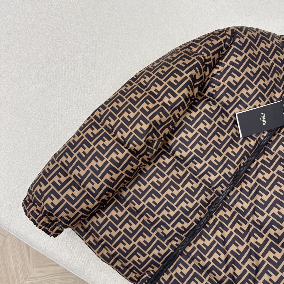 FENDI（フェンディ） 両面着可能ダウンジャケット ご好評に付き再入荷！-BRAND OFF