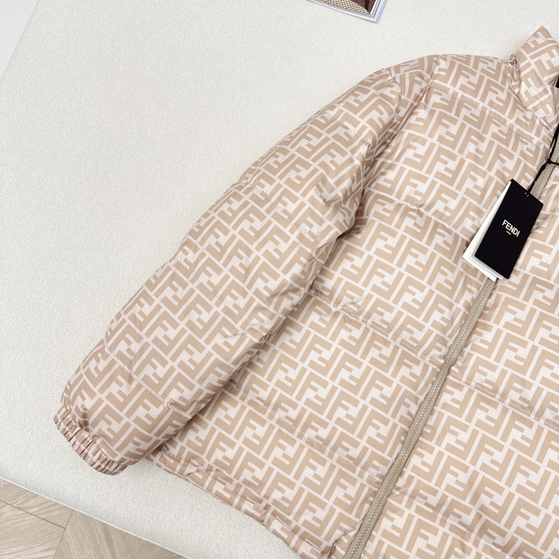 FENDI（フェンディ） 両面着可能ダウンジャケット ご好評に付き再入荷！-BRAND OFF
