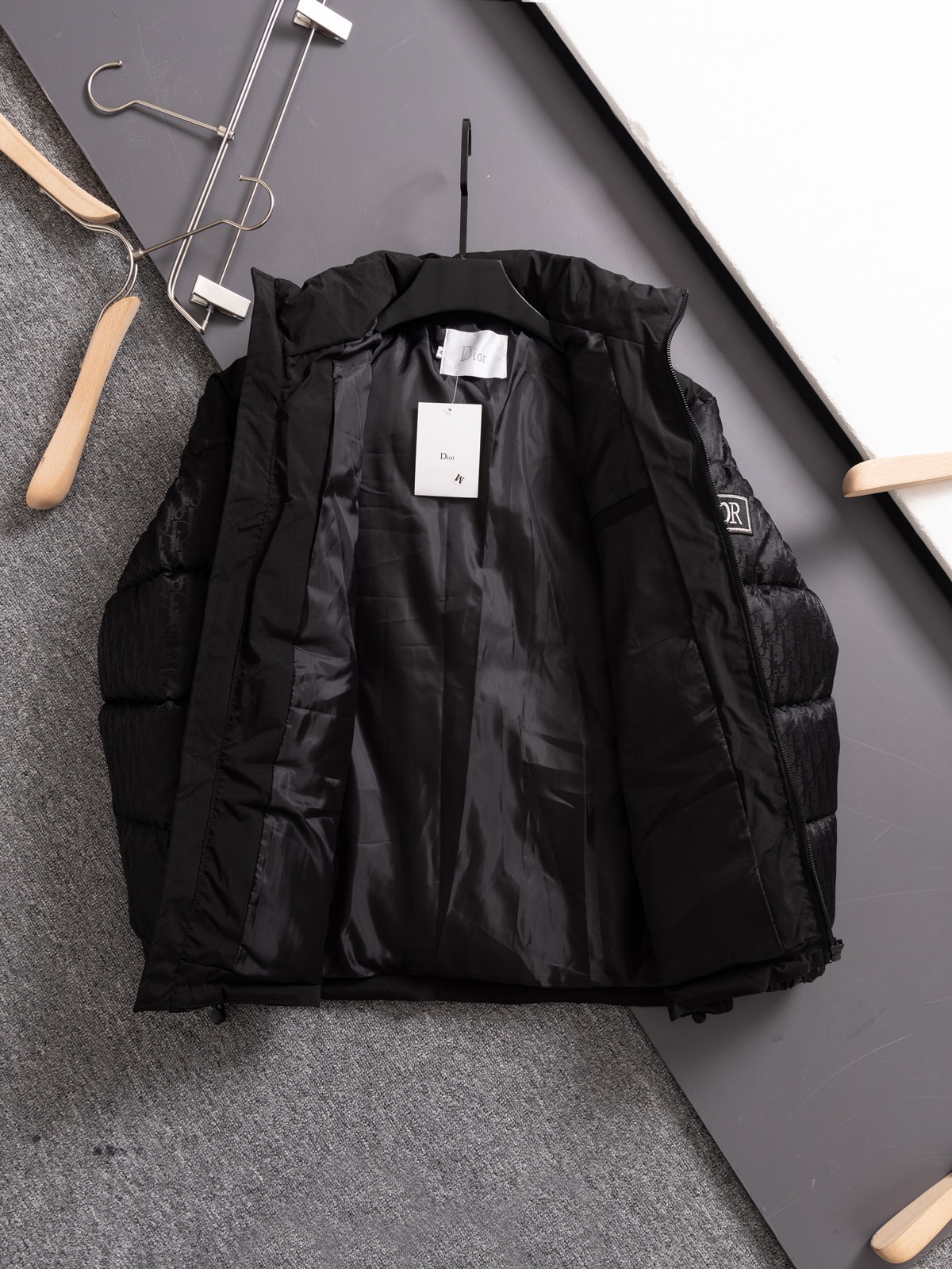 【DIOR公式 旗艦店】（ディオール ） ダウンジャケット、ご好評に付き再入荷！-BRAND OFF