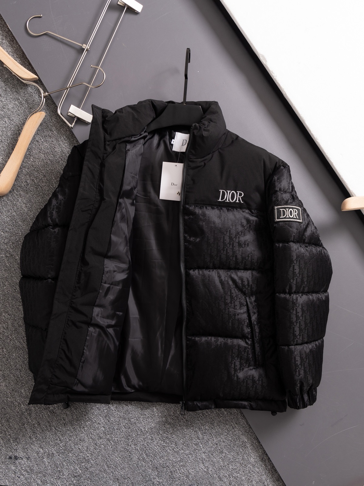 【DIOR公式 旗艦店】（ディオール ） ダウンジャケット、ご好評に付き再入荷！-BRAND OFF