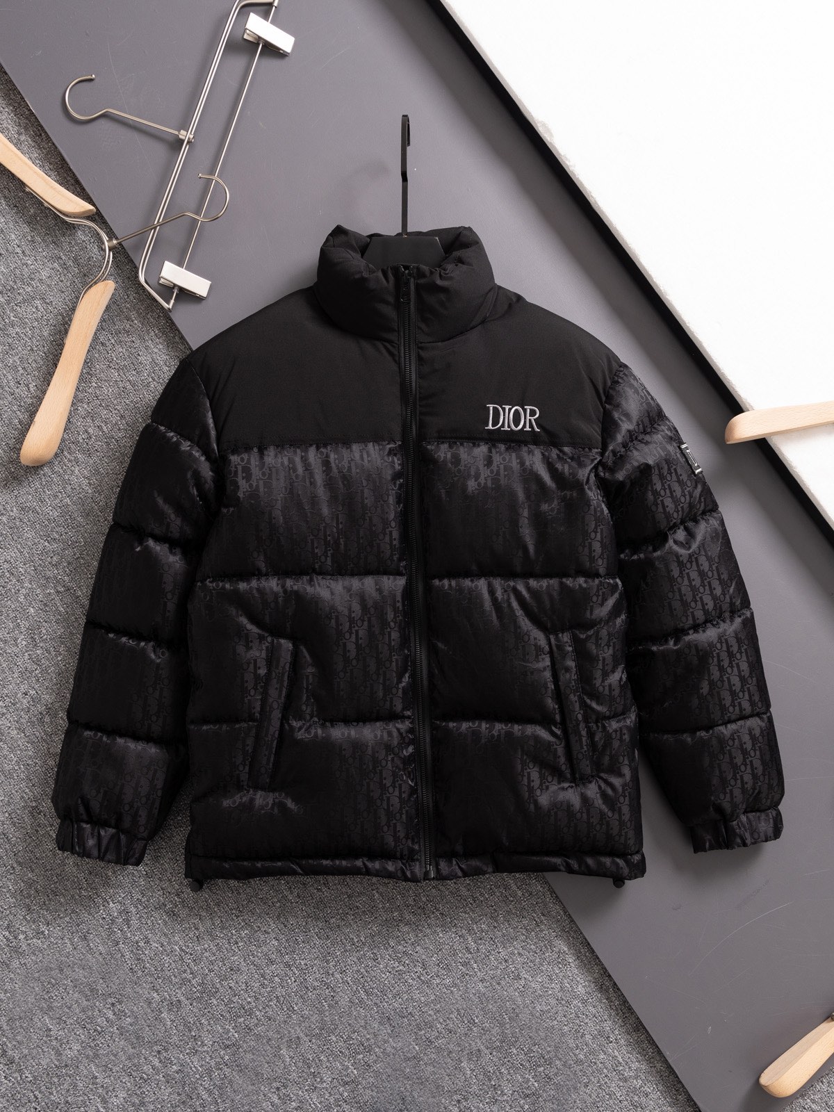 【DIOR公式 旗艦店】（ディオール ） ダウンジャケット、ご好評に付き再入荷！-BRAND OFF