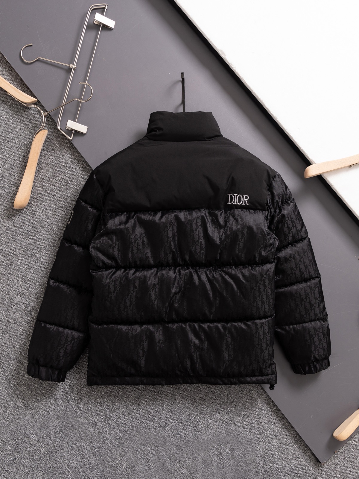 【DIOR公式 旗艦店】（ディオール ） ダウンジャケット、ご好評に付き再入荷！-BRAND OFF