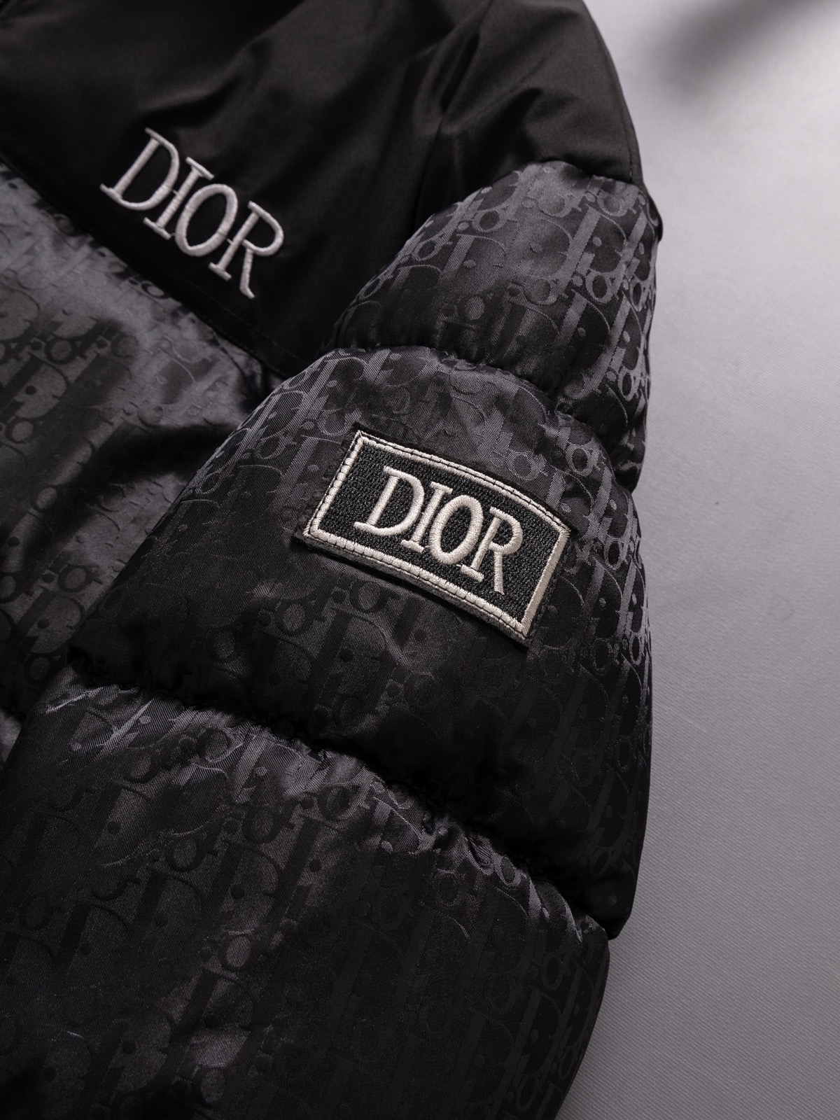 【DIOR公式 旗艦店】（ディオール ） ダウンジャケット、ご好評に付き再入荷！-BRAND OFF