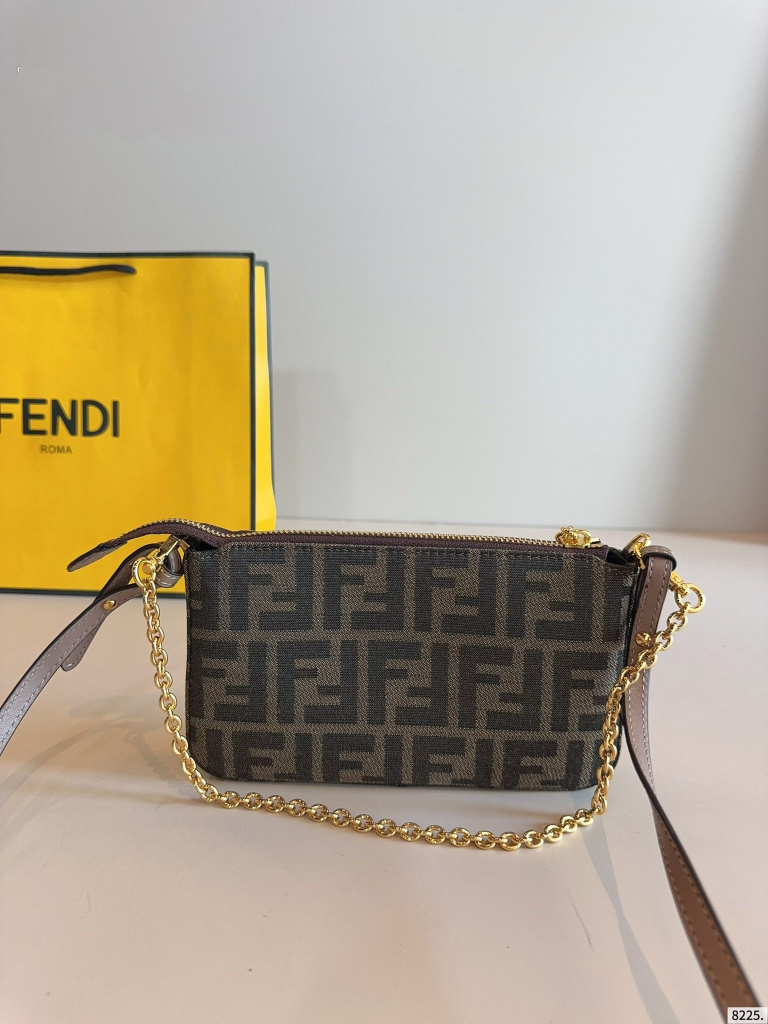 【FENDI旗艦店】フェンディ 大人気クロスボディバッグ-BRAND OFF