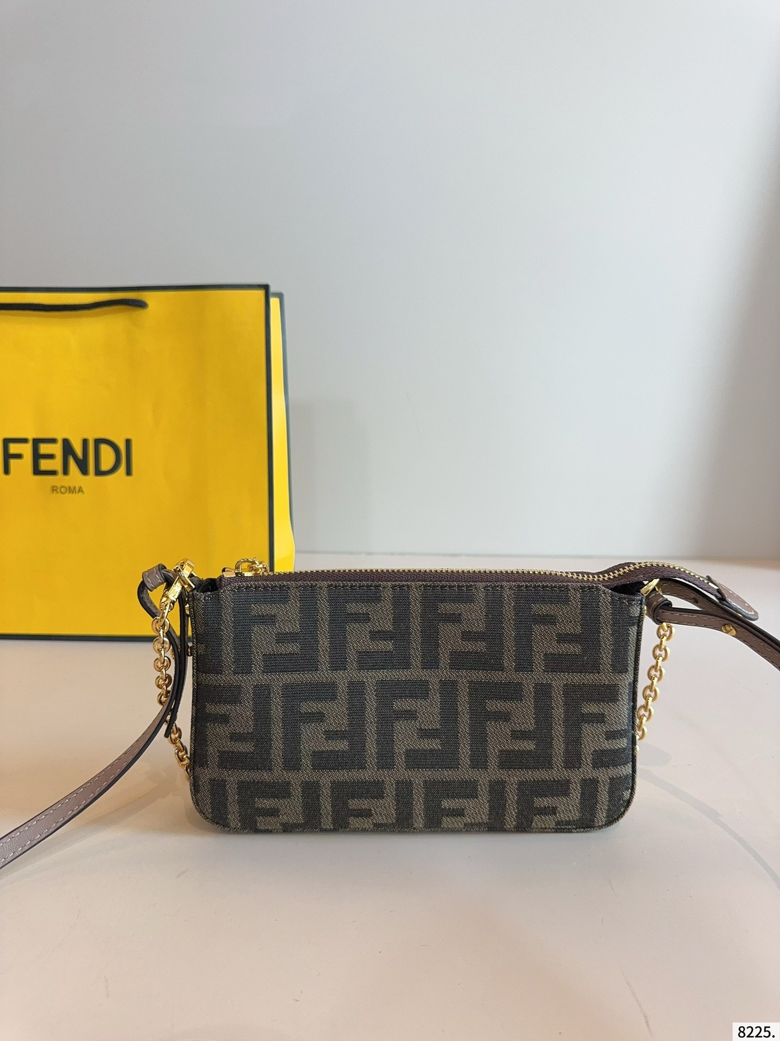 【FENDI旗艦店】フェンディ 大人気クロスボディバッグ-BRAND OFF