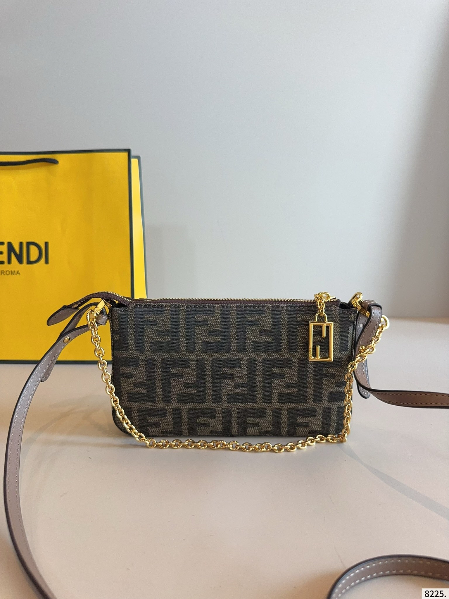 【FENDI旗艦店】フェンディ 大人気クロスボディバッグ-BRAND OFF
