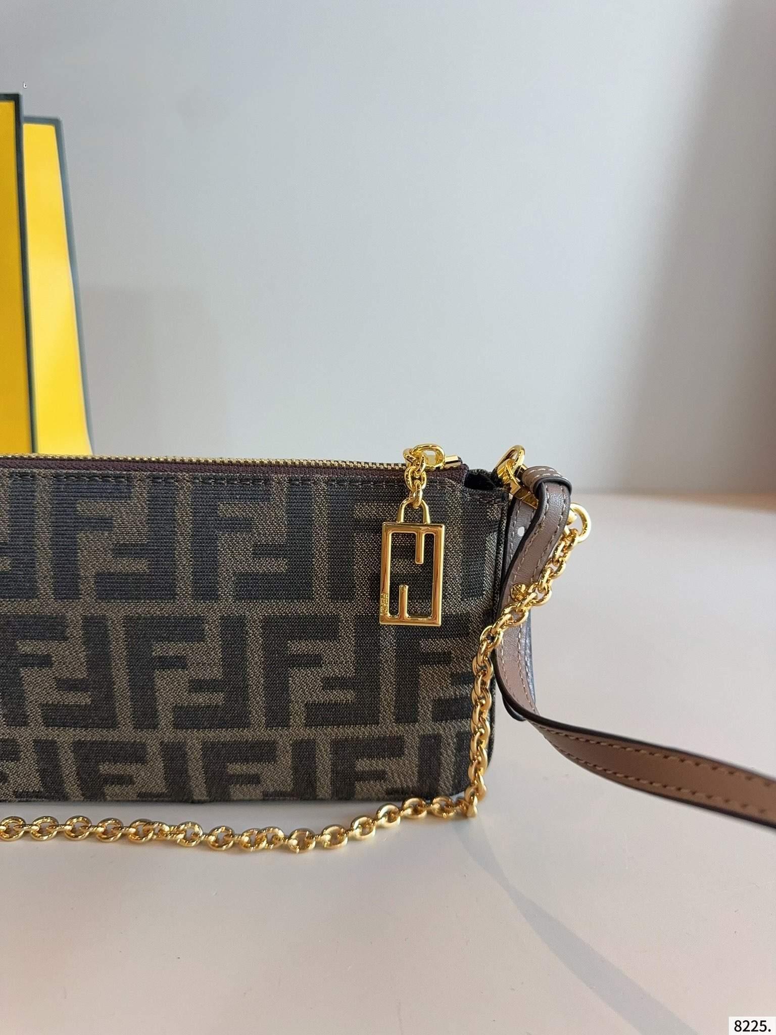 【FENDI旗艦店】フェンディ 大人気クロスボディバッグ-BRAND OFF