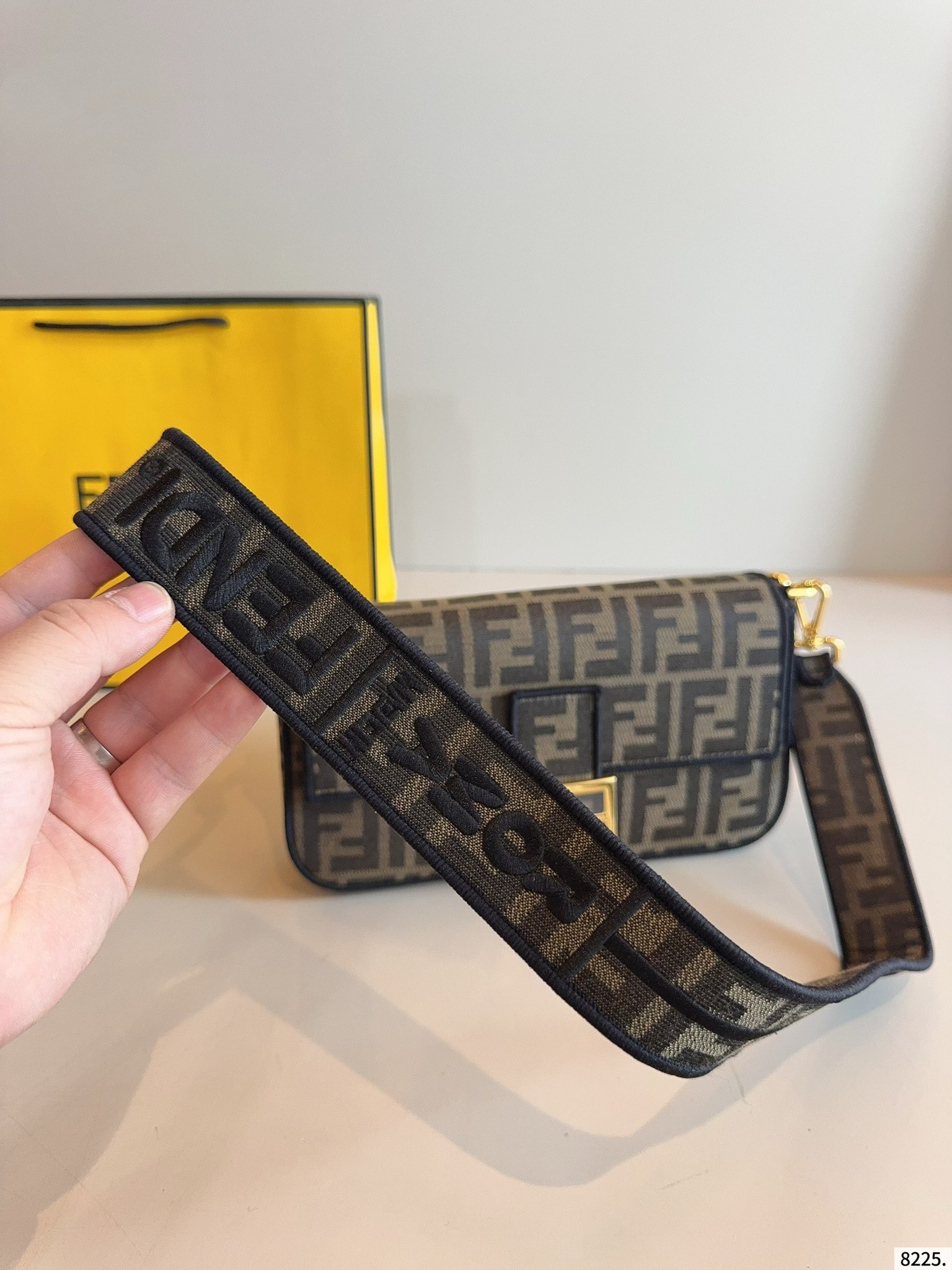 【FENDI旗艦店】フェンディ BAGUETTE クロスボディバッグ-BRAND OFF