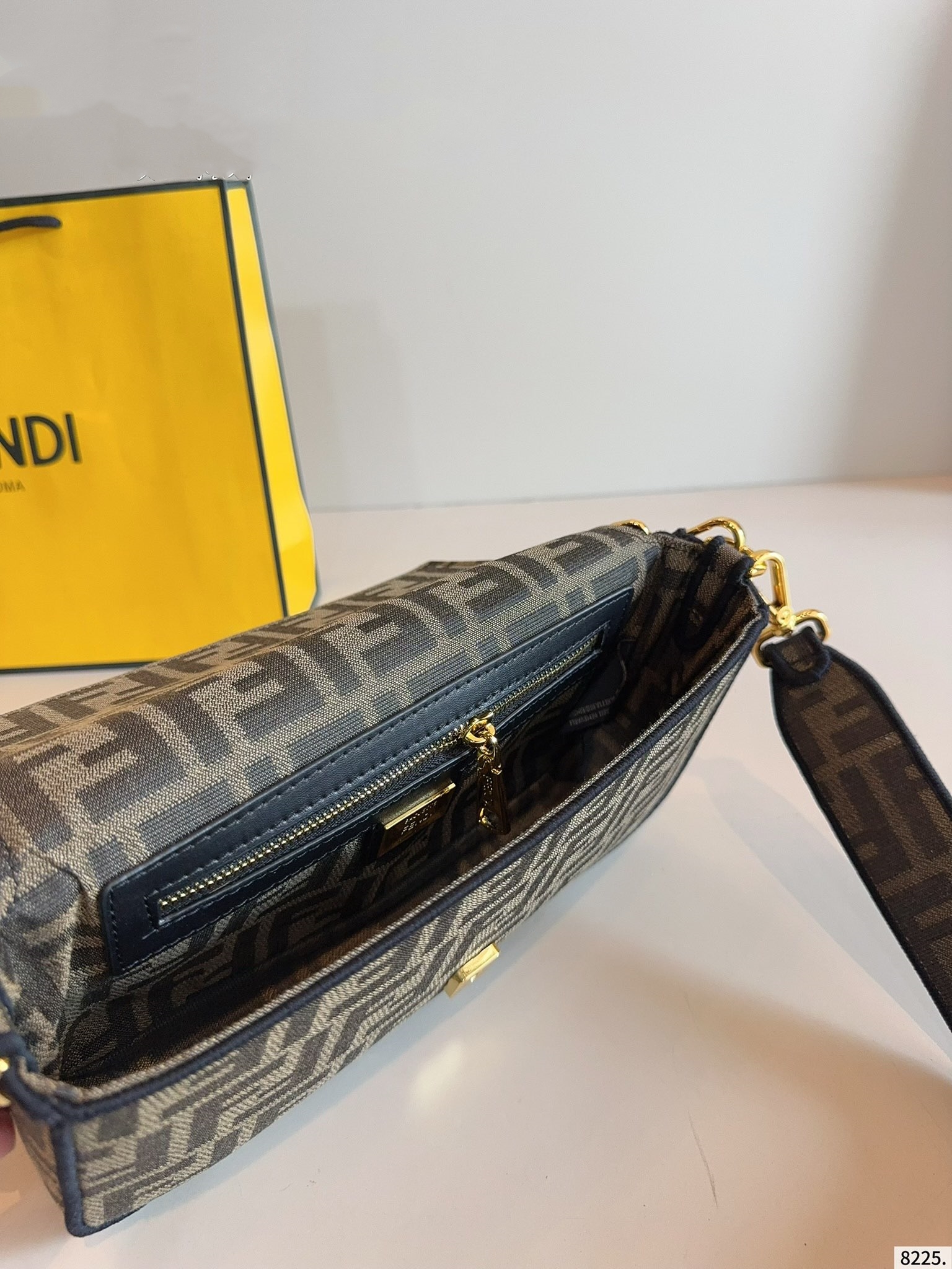 【FENDI旗艦店】フェンディ BAGUETTE クロスボディバッグ-BRAND OFF