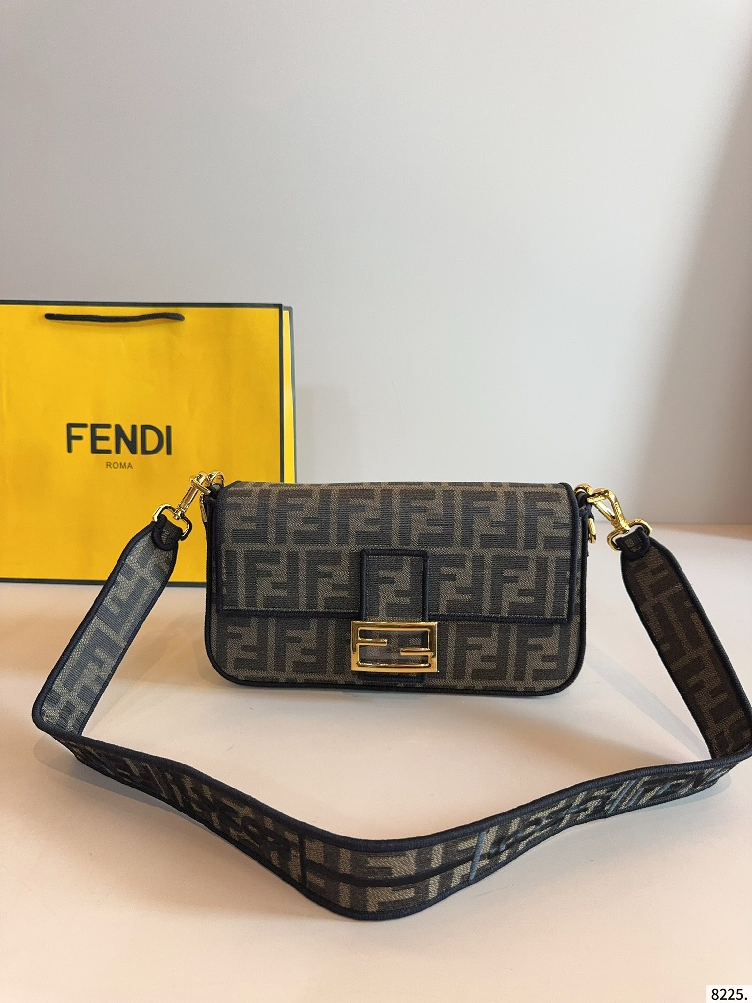 【FENDI旗艦店】フェンディ BAGUETTE クロスボディバッグ-BRAND OFF